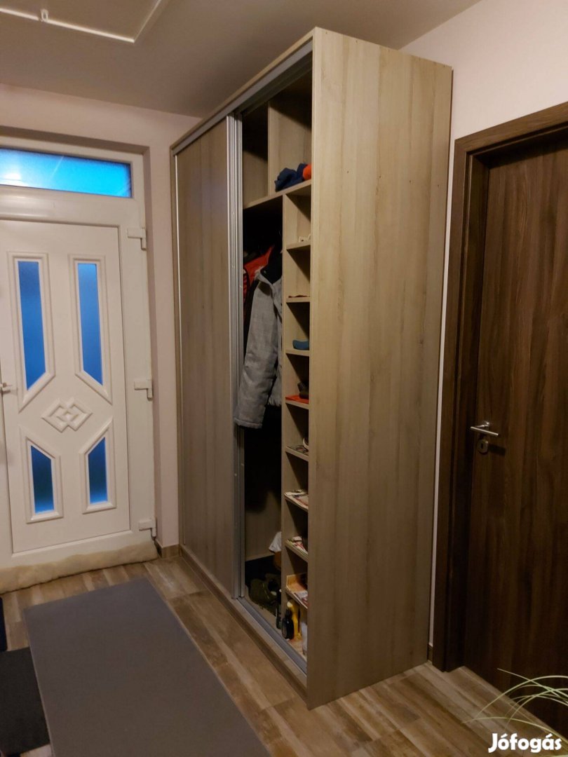 Natúr színű, tolóajtós szekrény eladó