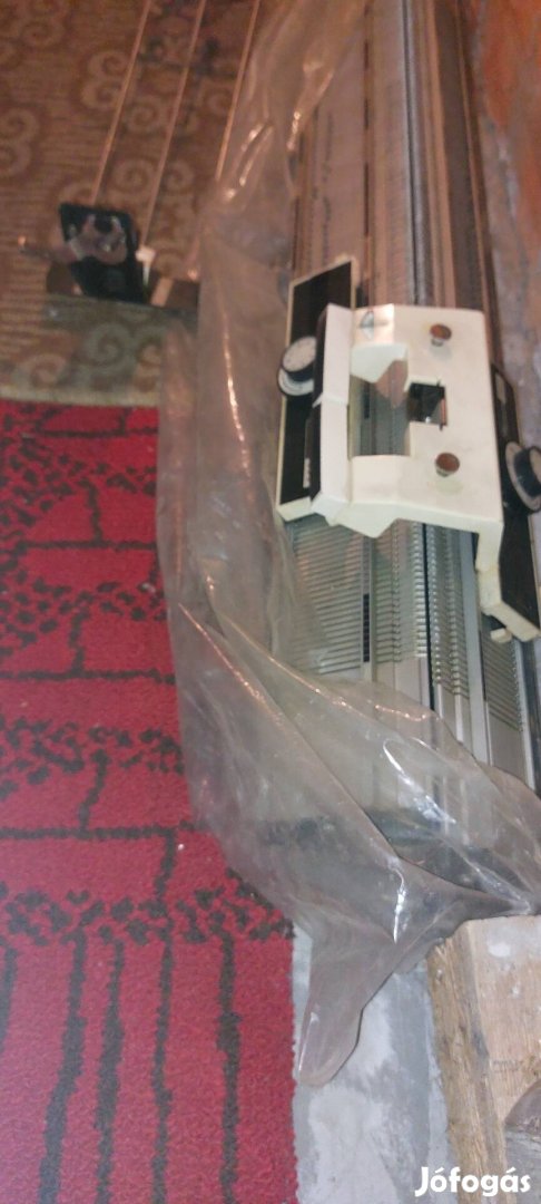 Naumann 54432 típusú kéttűágyas háztartási kötőgép eladó.