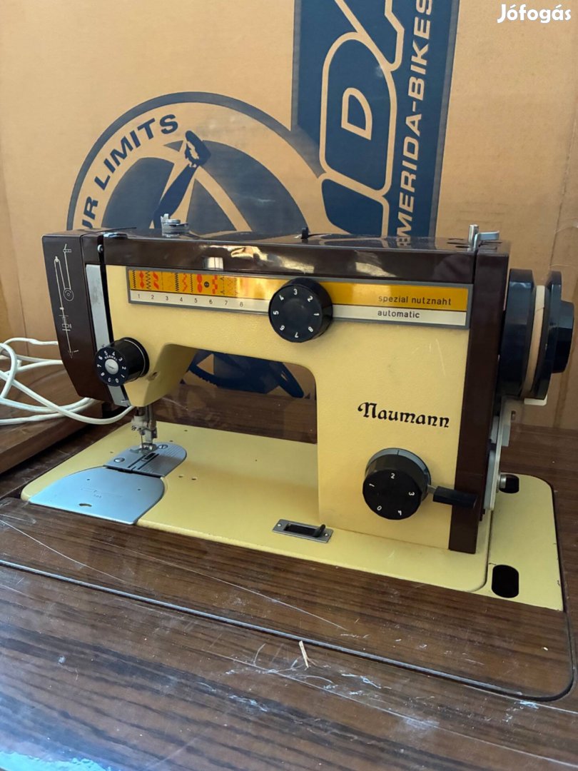 Naumann asztalba süllyeszthető elektromos varrógép