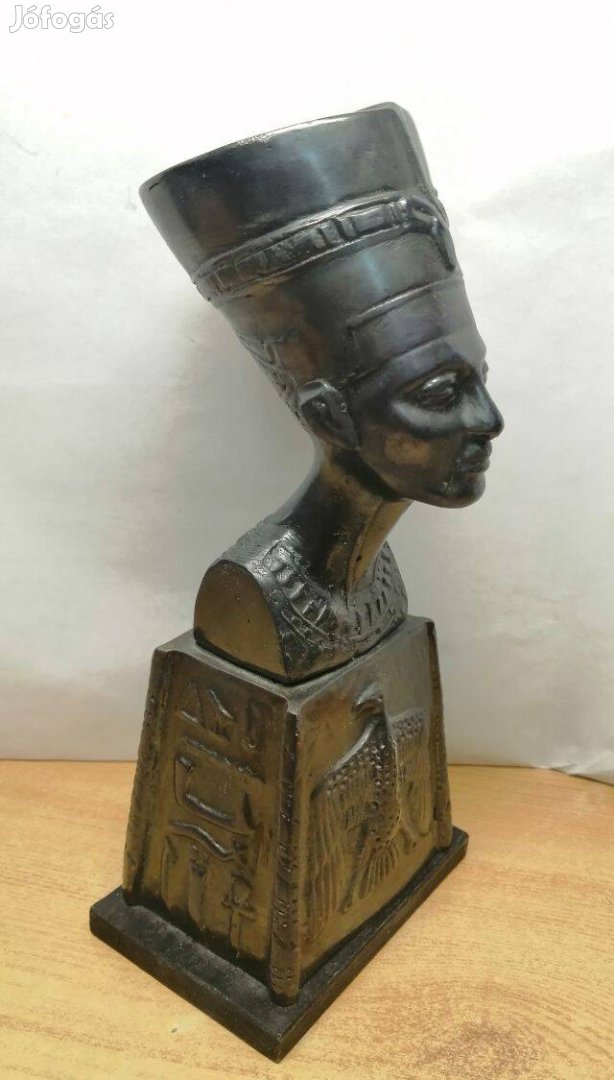 Nefertiti az egyiptomi Ehnaton fáraó felesége, hieroglifákkal díszítve