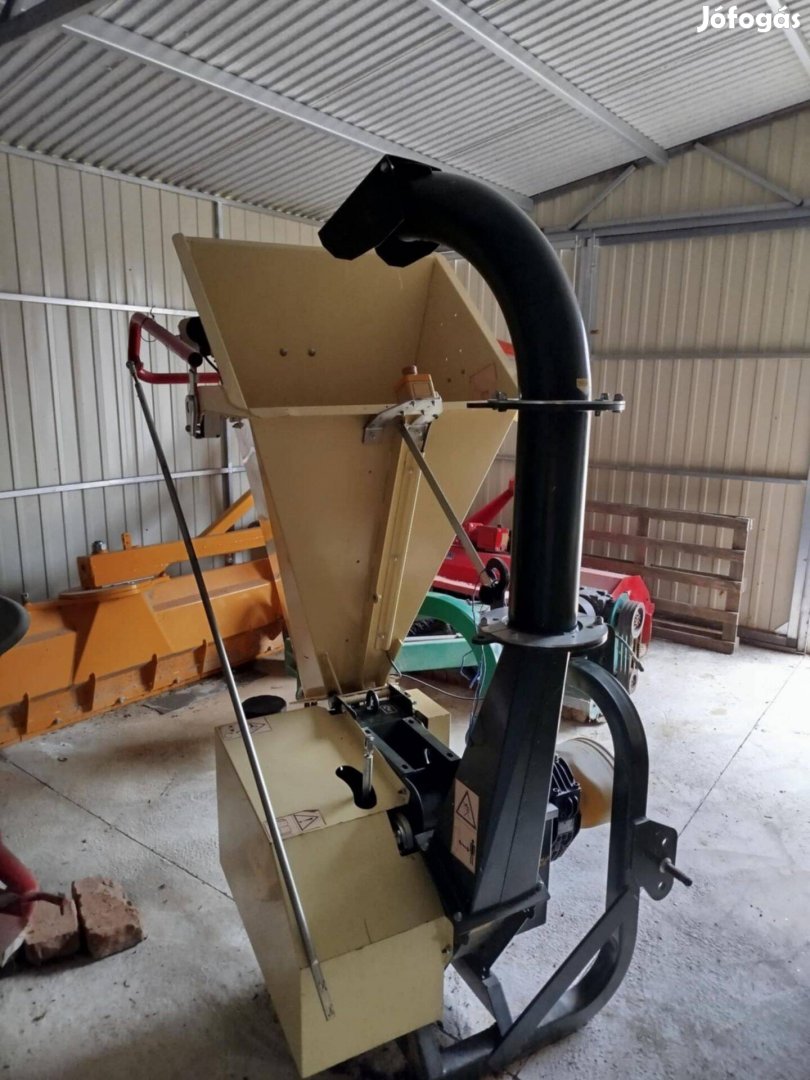 Negri R225T típusú ágaprítógép