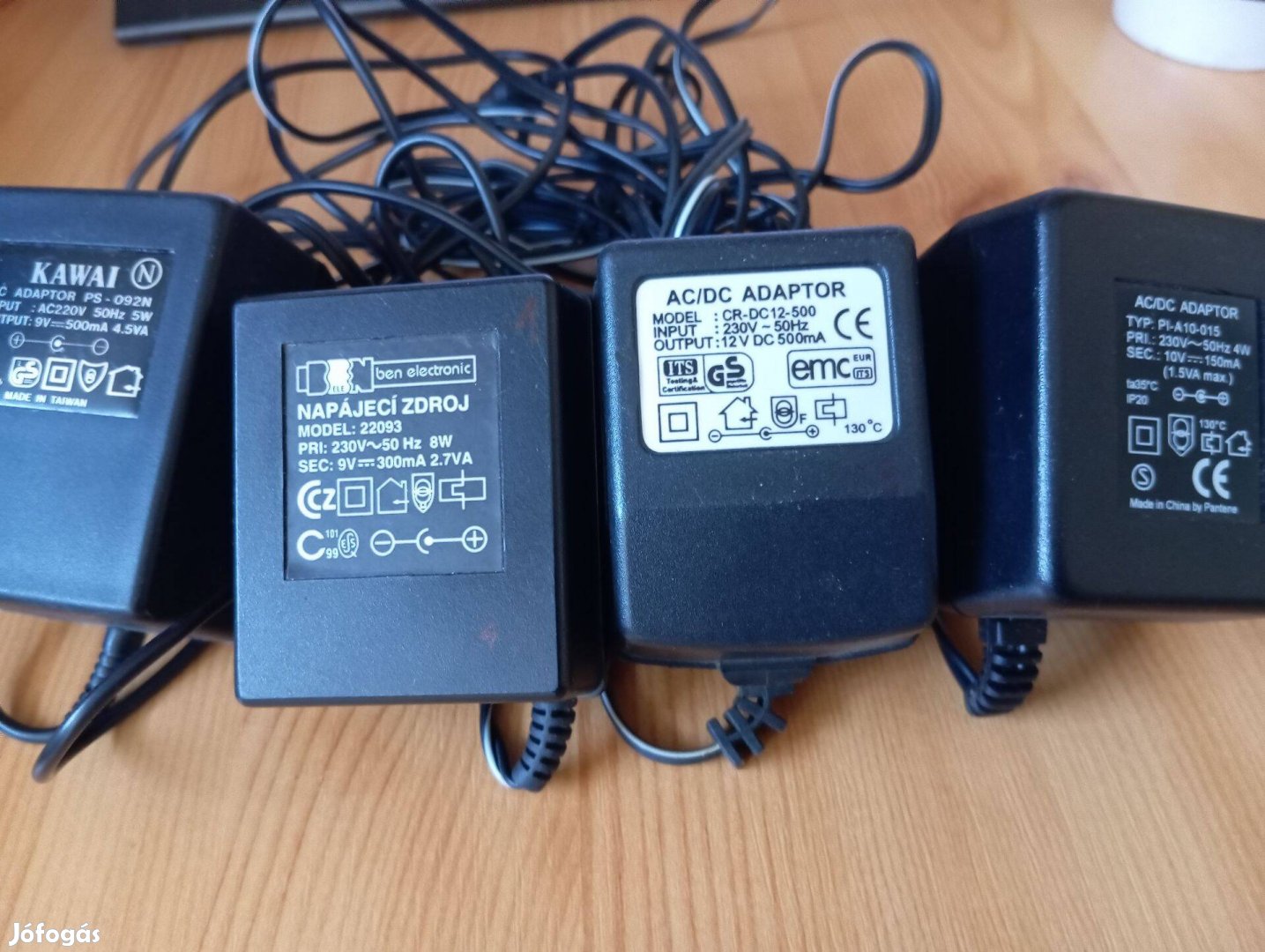 Négy adapter (9V, 10V, 12 V) együtt: 7000Ft Bp. 3. ker