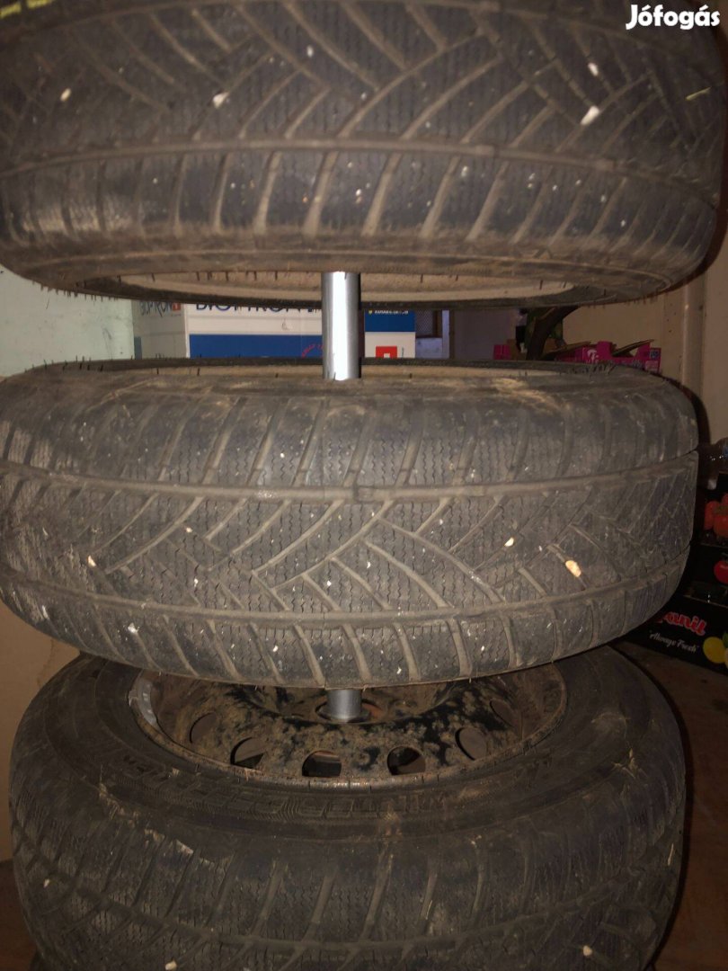 Négy darab 14"-os alig használt téli gumi felnin (Békéscsaba)