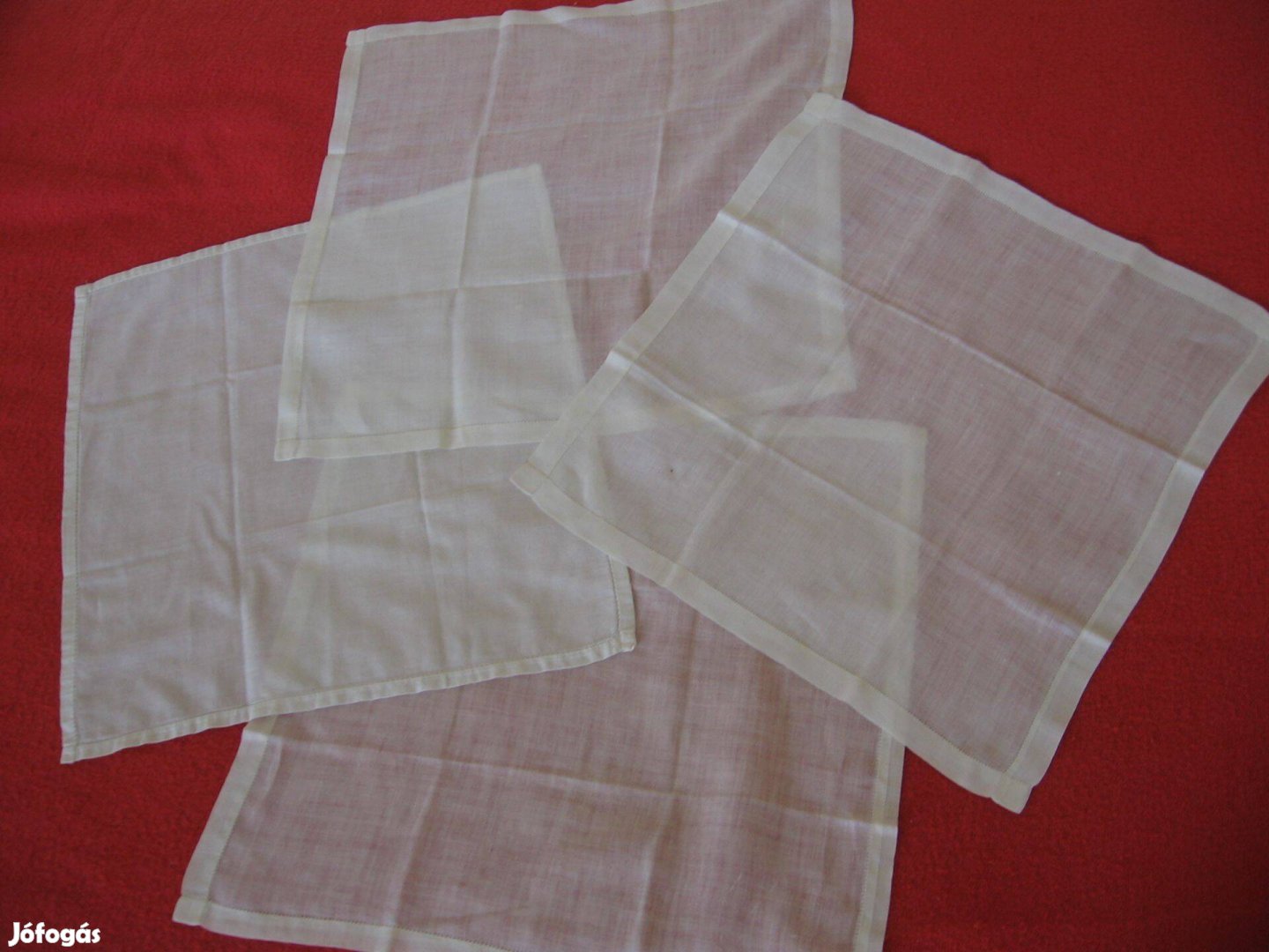 Négy fehér zsebkendő