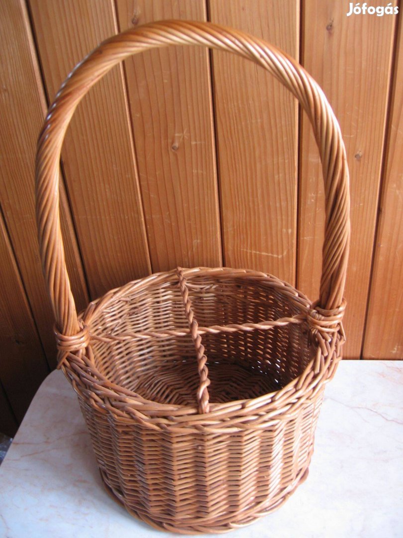Négy italos üveg részére fonott kosár hordozó