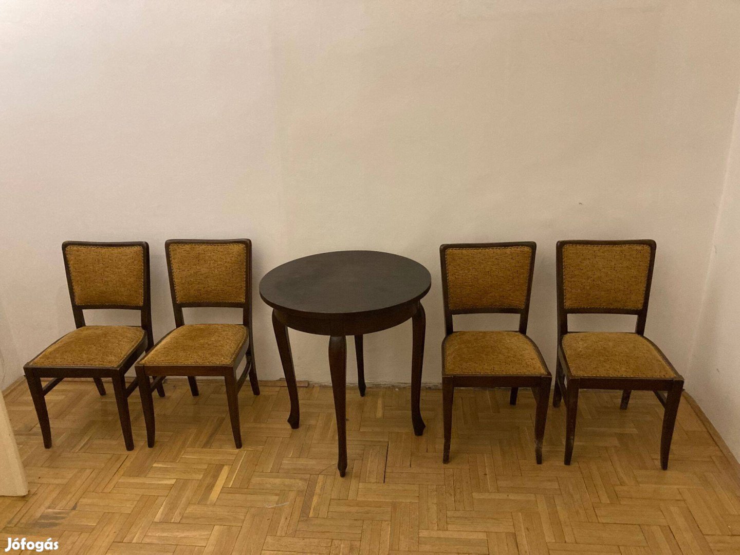 Négy kárpitozott szék