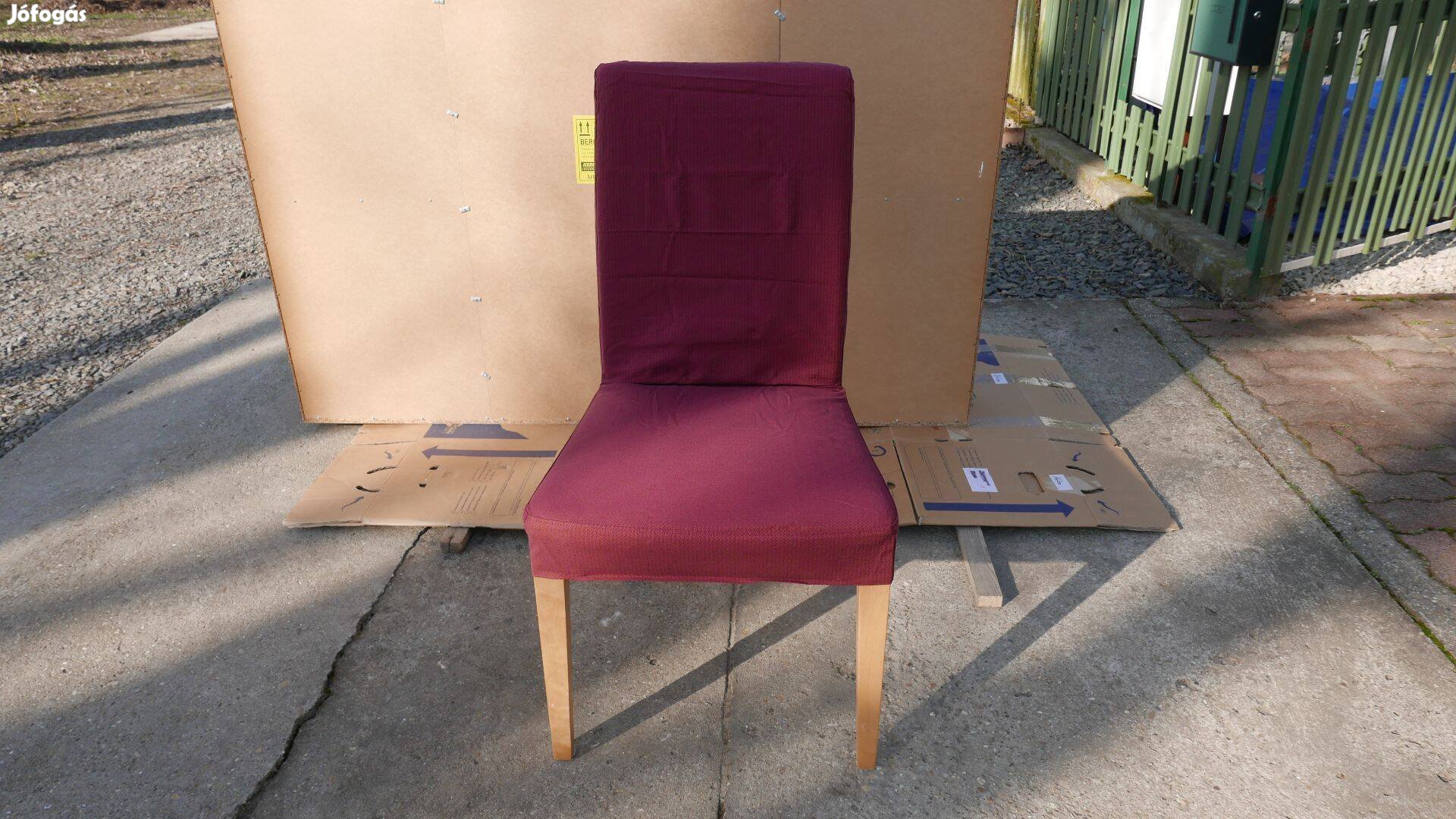 Négy masszív fa szék és négy új huzat (mind IKEA, magas új ár)