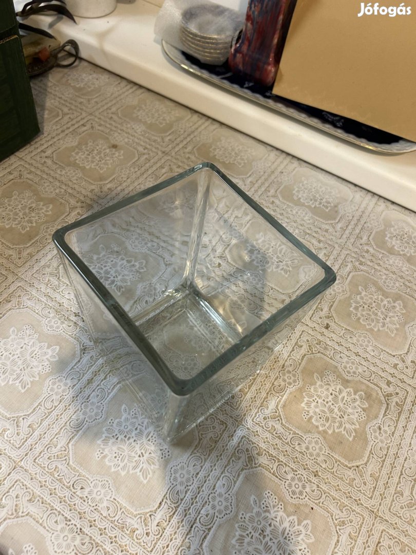 Négy szögletű váza 17 cm magas, 14 cm széles
