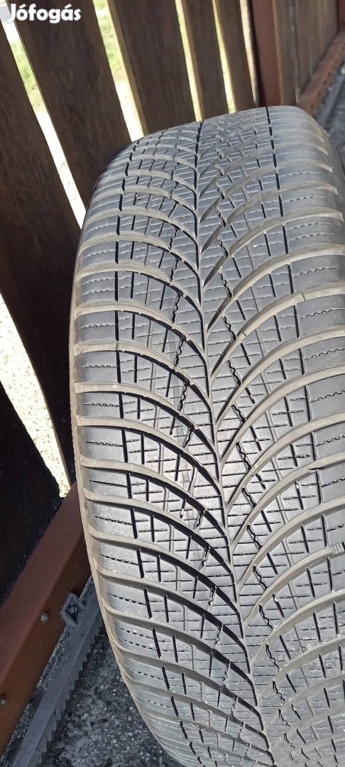 Négyévszakos 215/60 R 17 Goodyear Vector