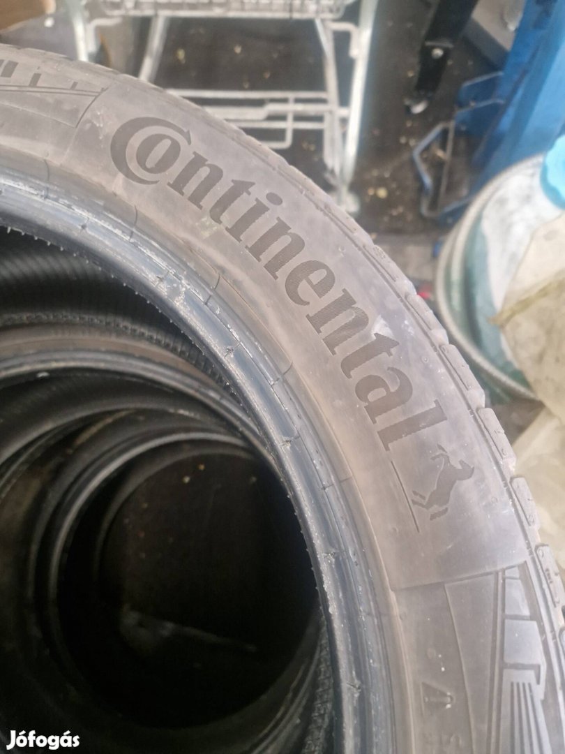 Négyévszakos Continental 235/45 R18 gumik
