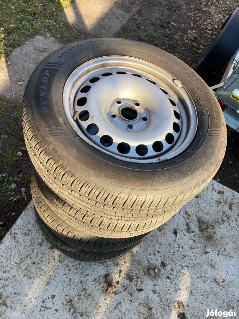 Négyévszakos gumik 215/65R16 gyári VW felnivel