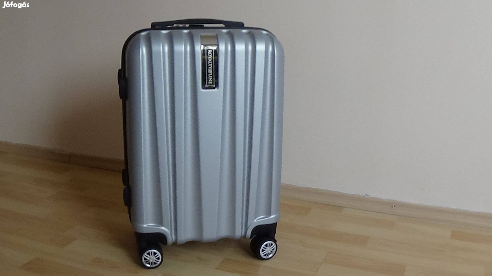 Négykerekes bőrönd ( 55 x 35 x 23 cm )