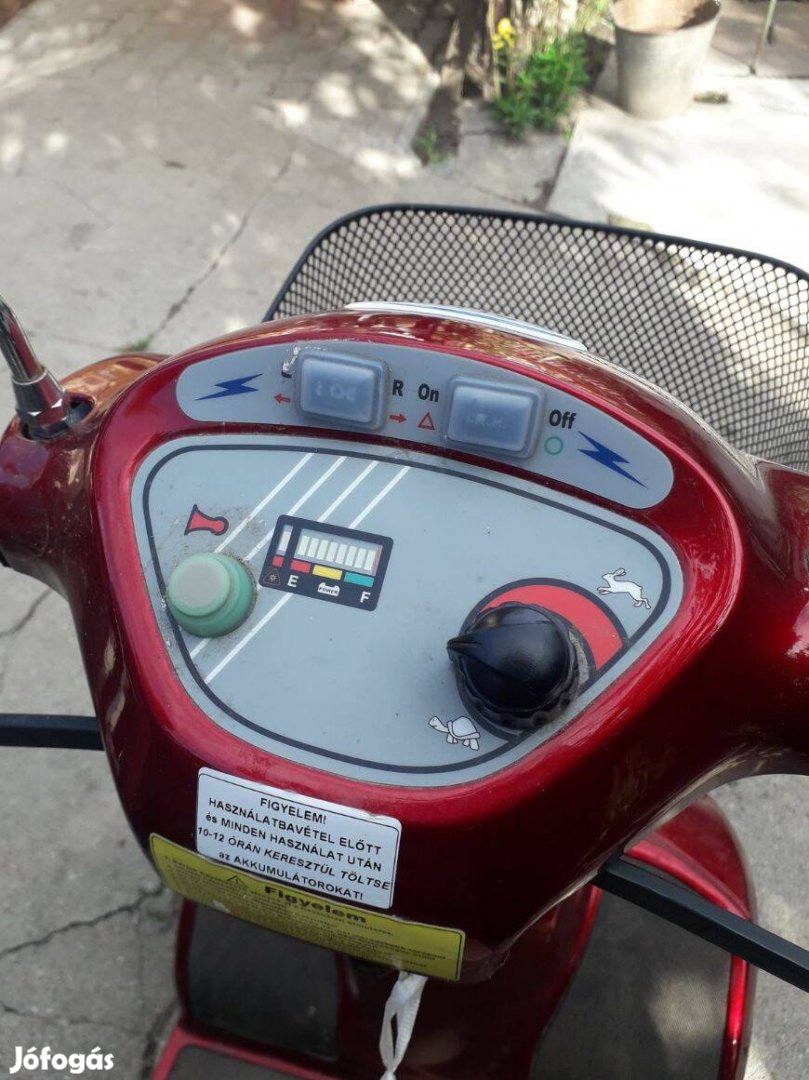 Négykerekű elektromos kis motor