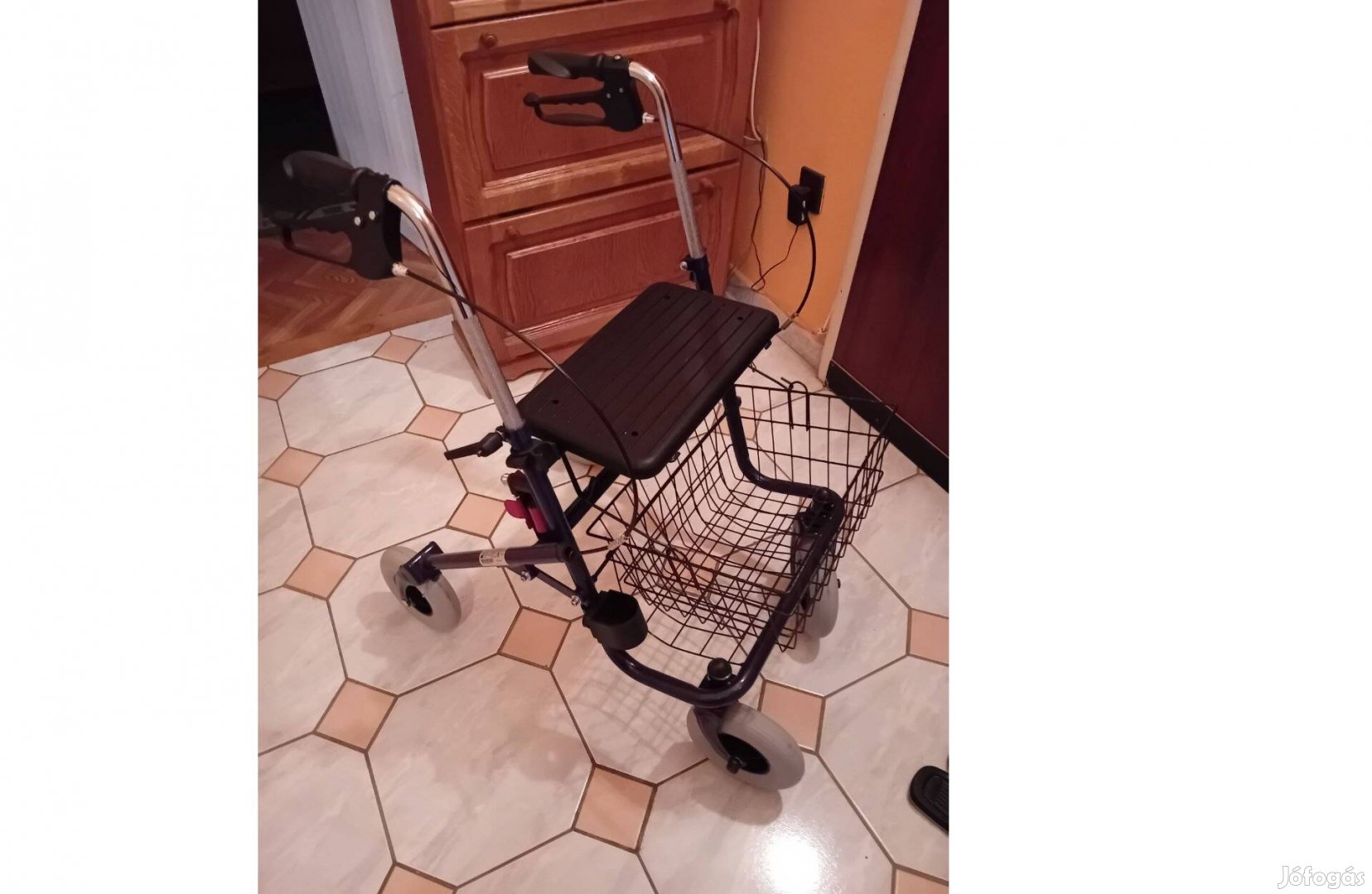 Négykerekű összecsukható járókeret