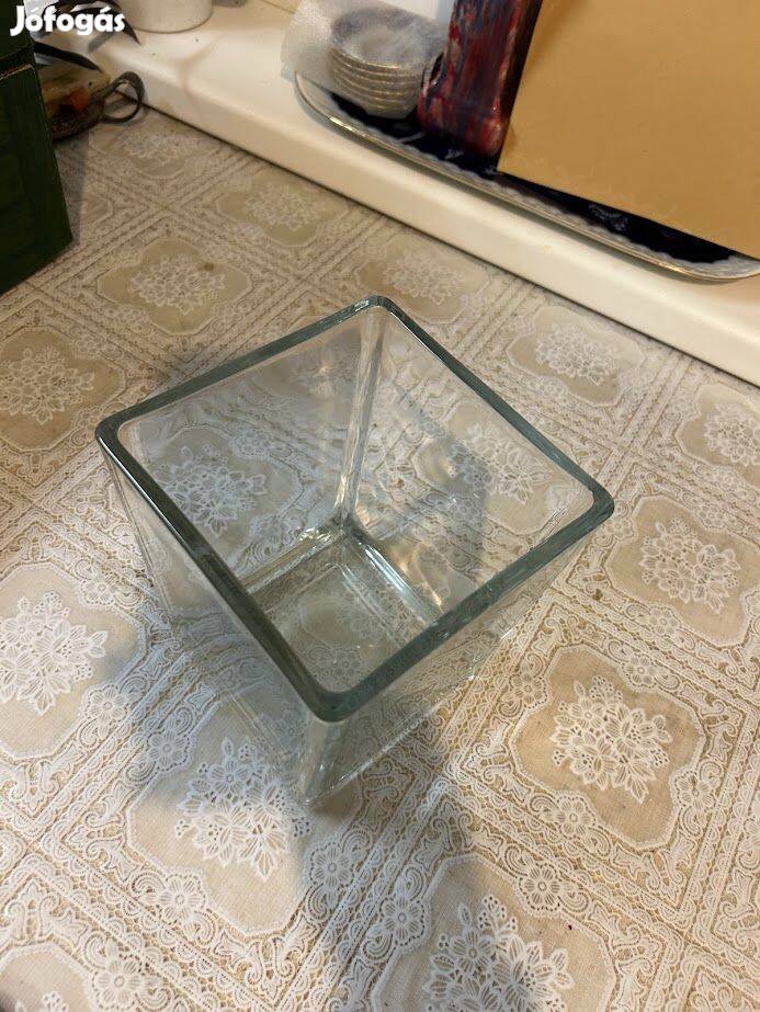 Négyszögletű váza