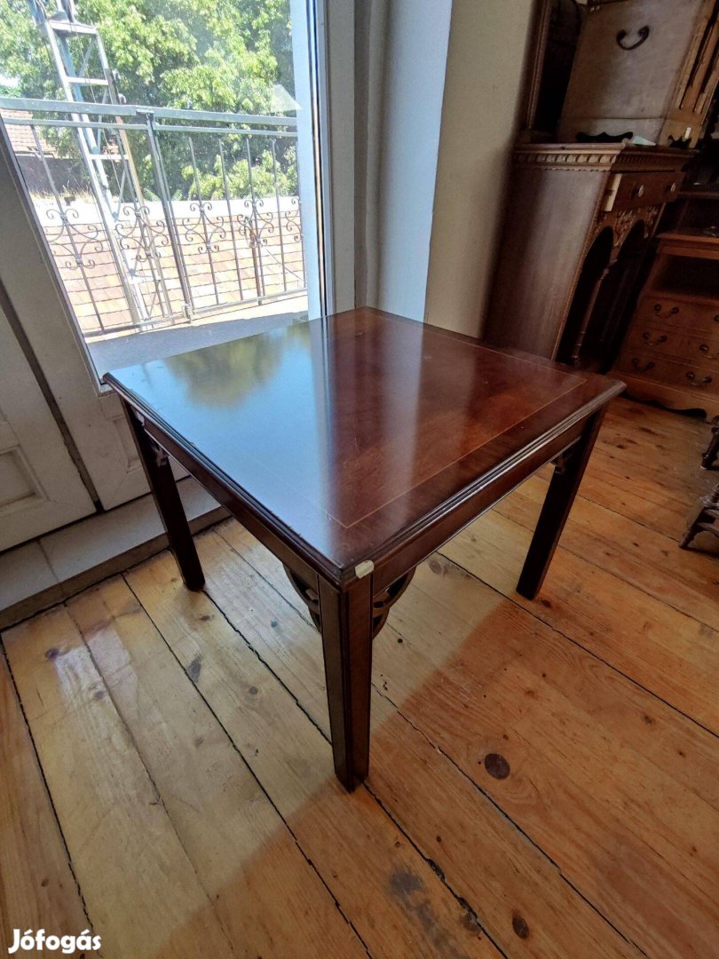 Négyzet alakú fényezett asztalka