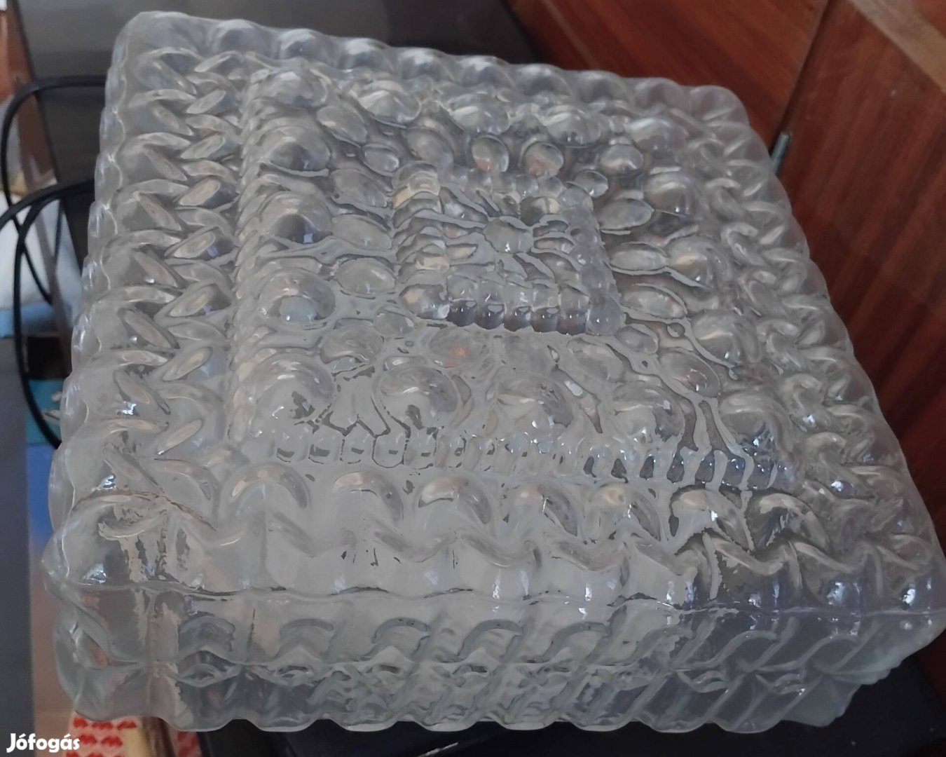 Négyzet alakú üveg lámpa aljzattal