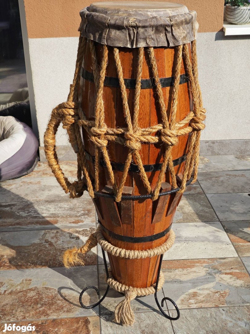 Nem djembe, atabaque eladó.