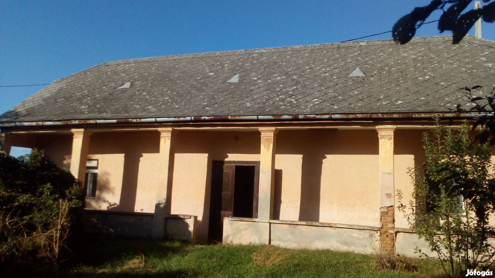 Nemesbikk főutcáján ház eladó !