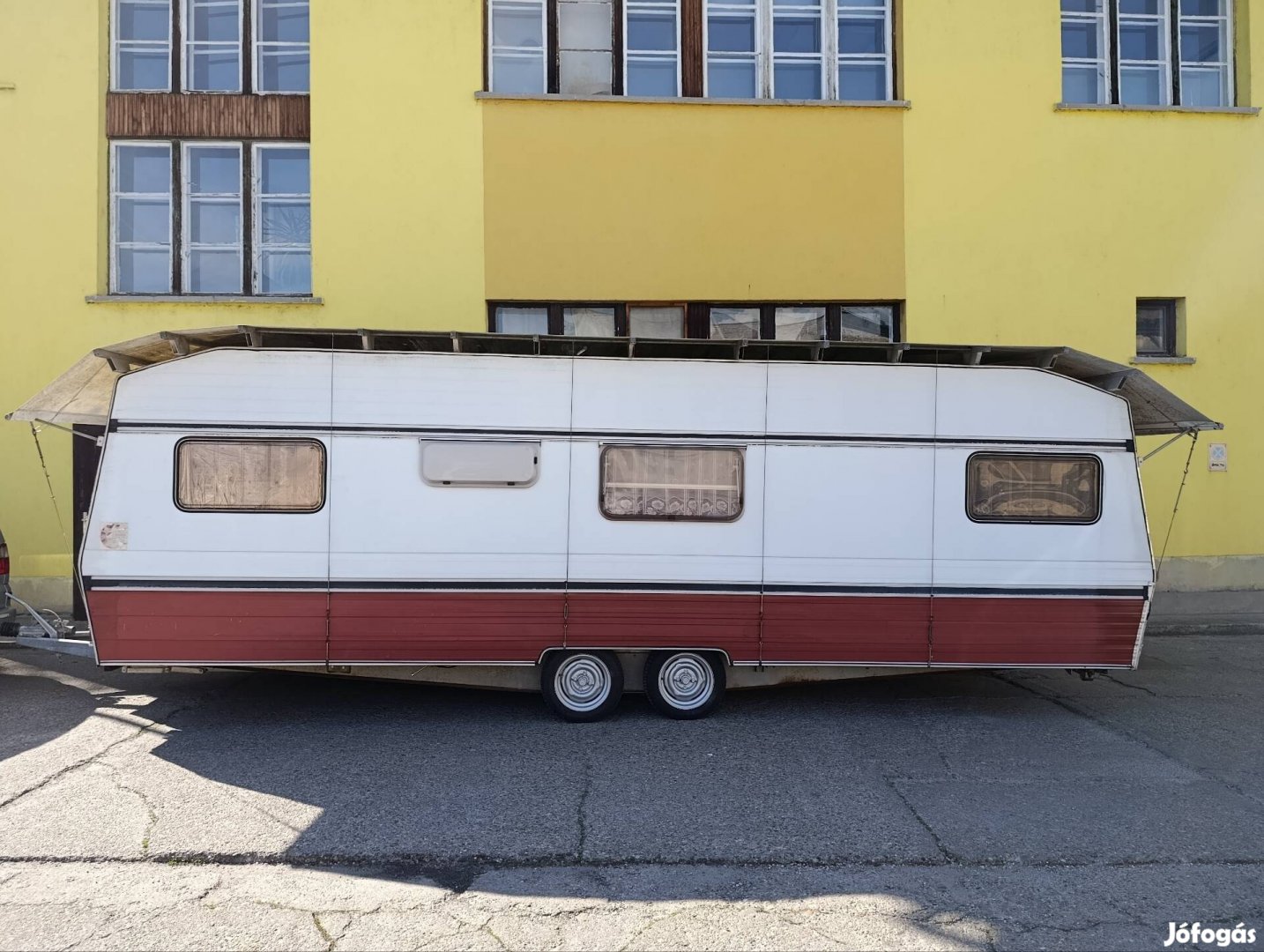 Német nagyméretű luxus lakókocsi 5 -6 személyes kivitelben 