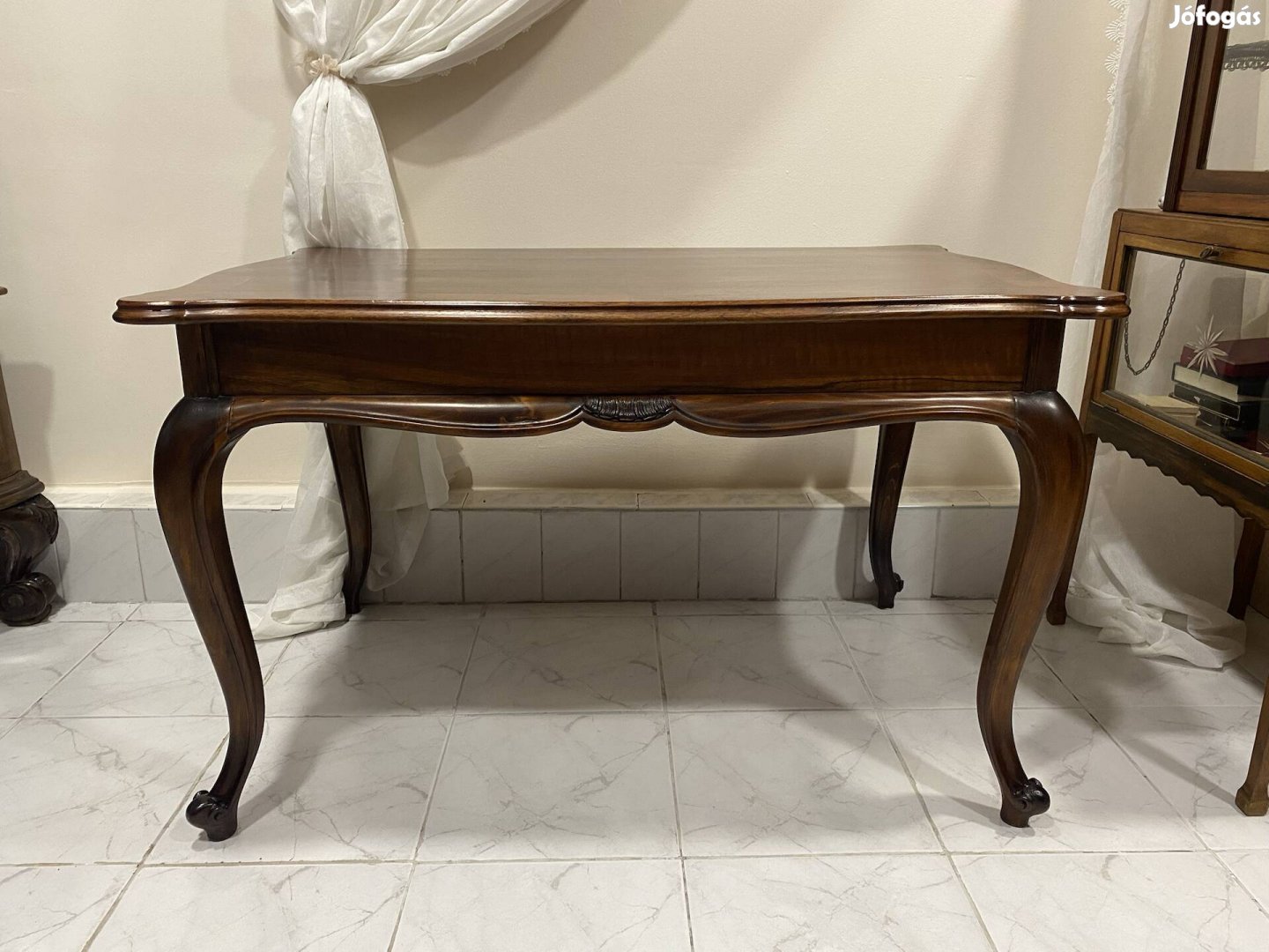 Neobarokk faragott szalonasztal