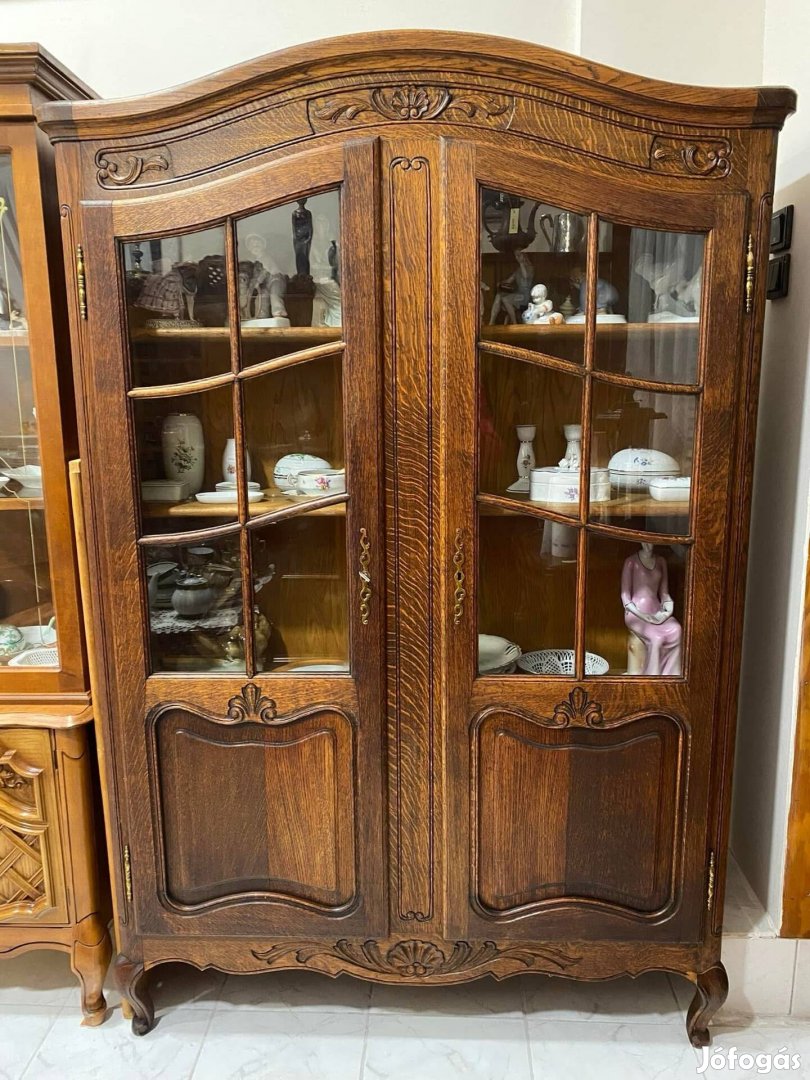 Neobarokk faragott vitrines szekrény