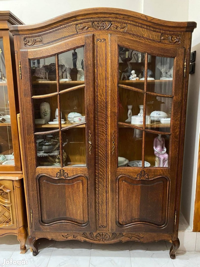 Neobarokk faragott vitrines szekrény