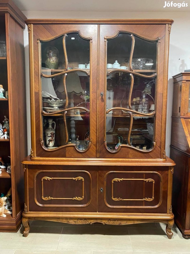 Neobarokk faragott vitrines szekrény