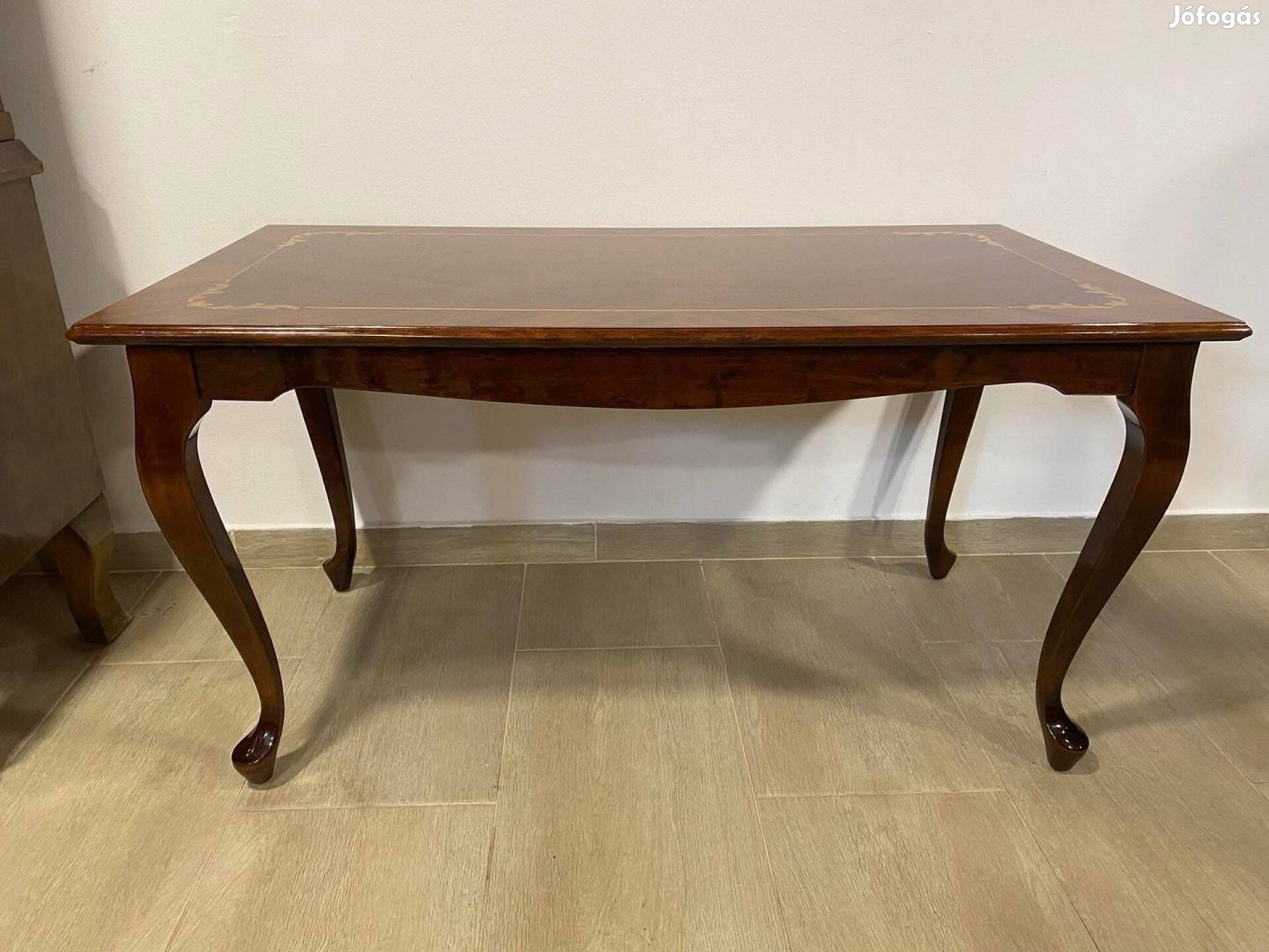 Neobarokk intarziás dohányzóasztal