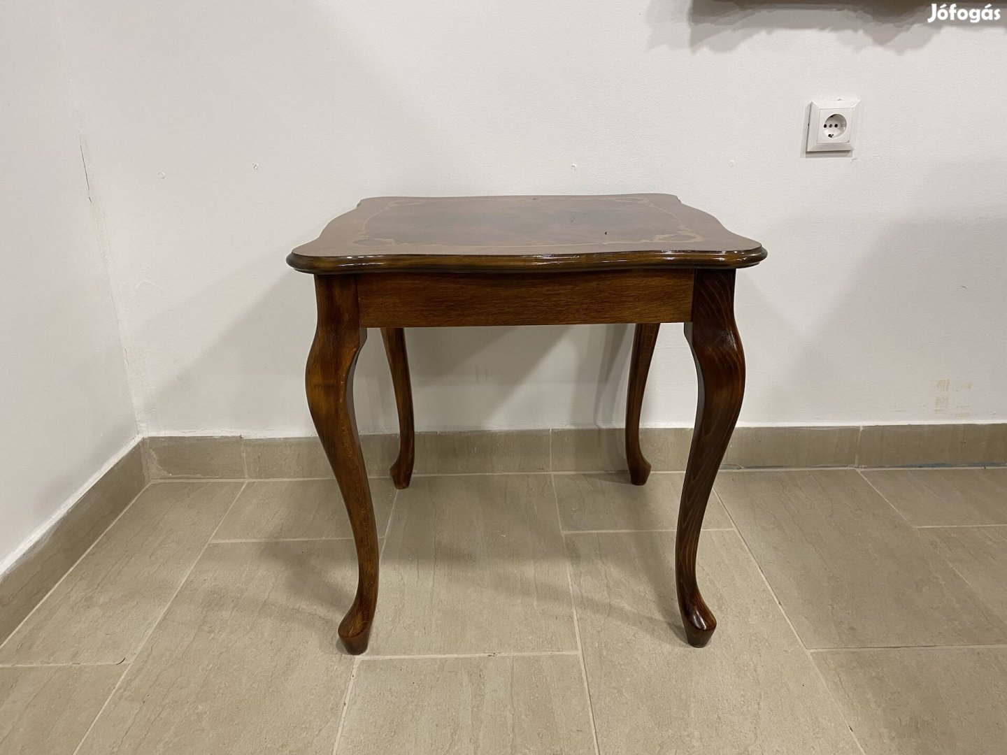 Neobarokk intarziás dohányzóasztal