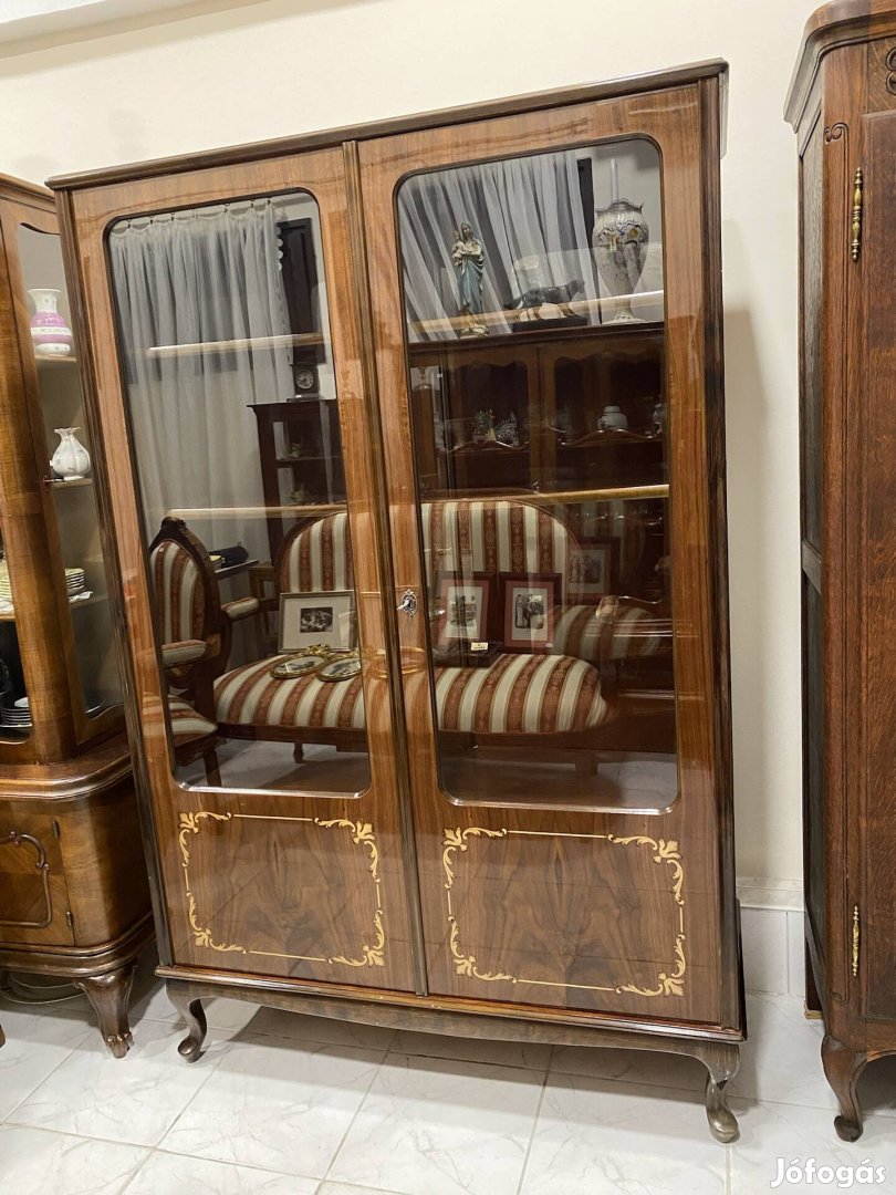 Neobarokk intarziás vitrines szekrény