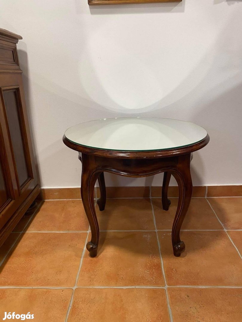 Neobarokk kerek dohányzóasztal tükörlappal a tetején