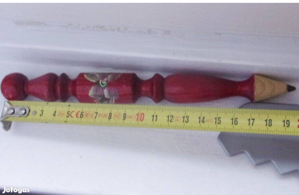 Népi faragott óriás ceruza Újpest központ közelében