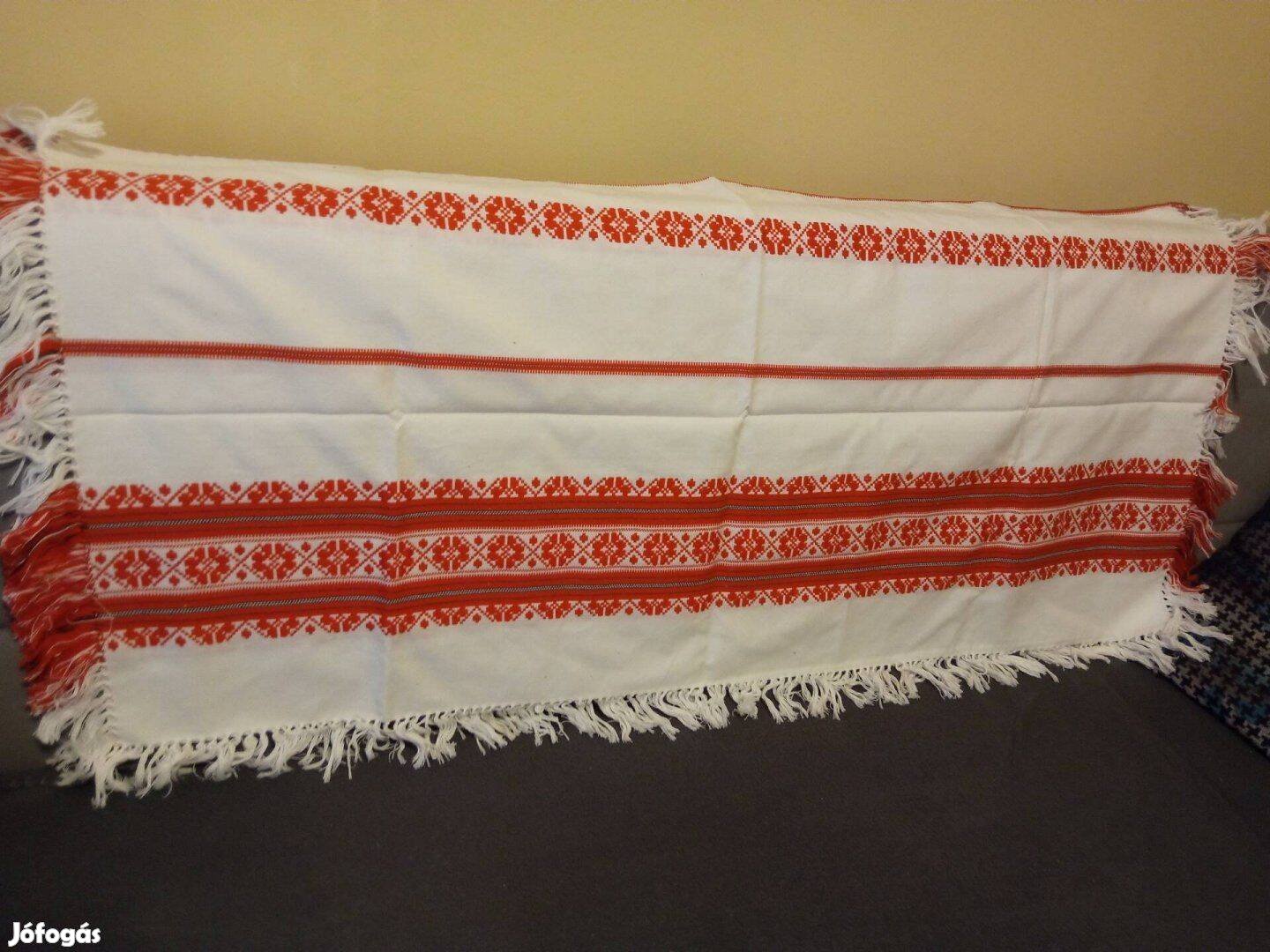 Népi hímzett terítő