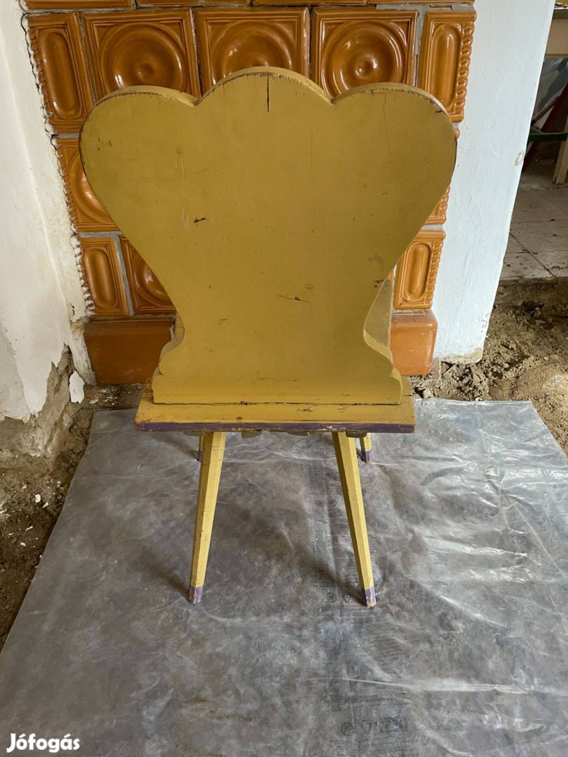 Népi motívumokkal ellátott antik fa szék