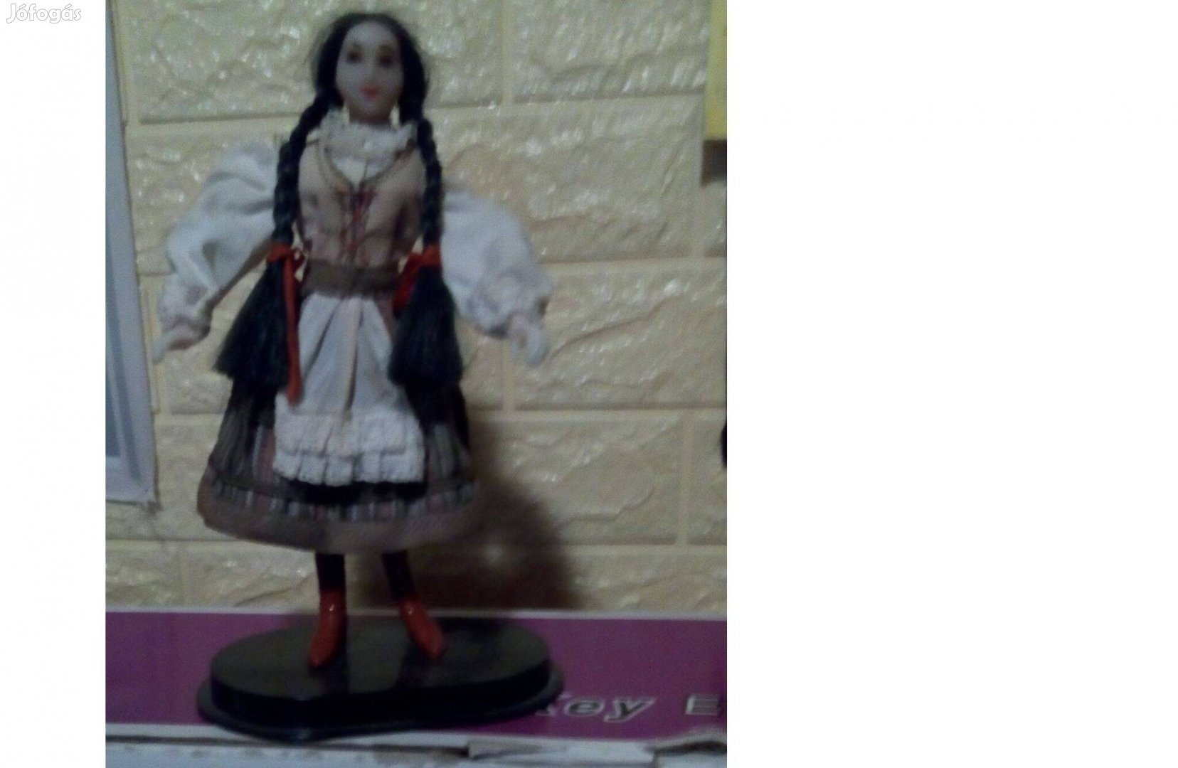 Népviseletes öltözetű talpon álló lány figura, műanyag