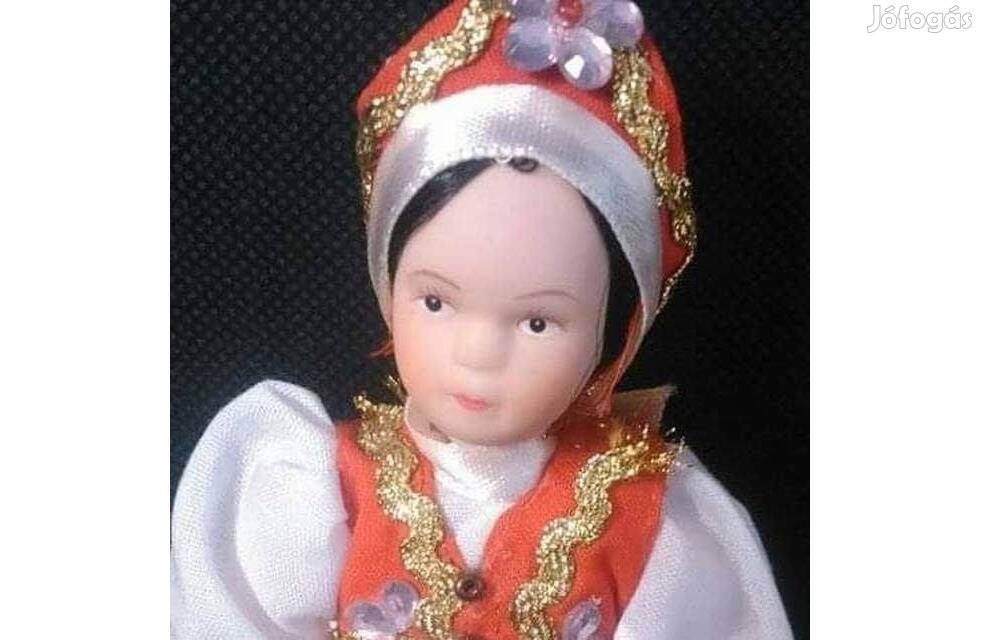 Népviseleti ruhás ( 13 cm) porcelán fejű baba eladó!