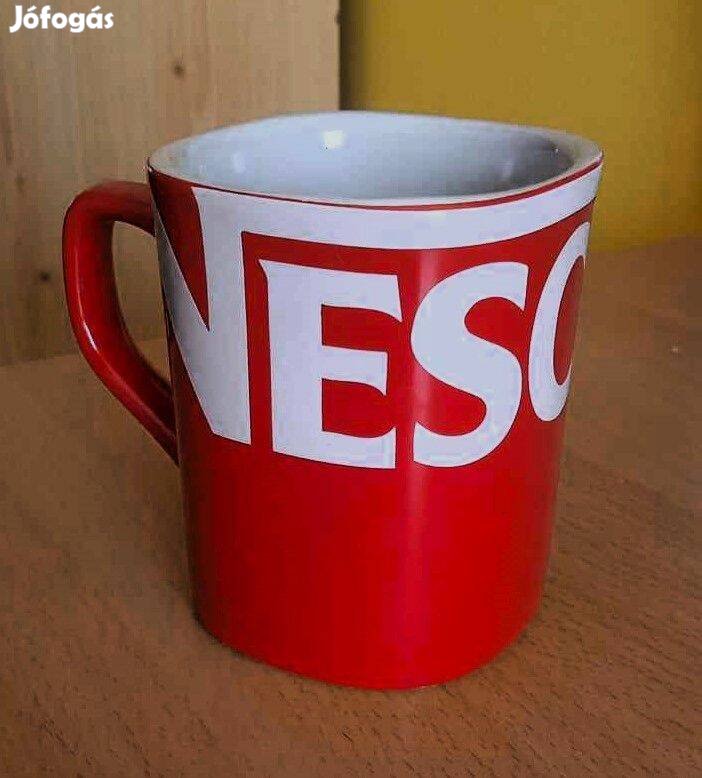 Nescafé négyszögű bögre, alján Betelt a pohár! felirat