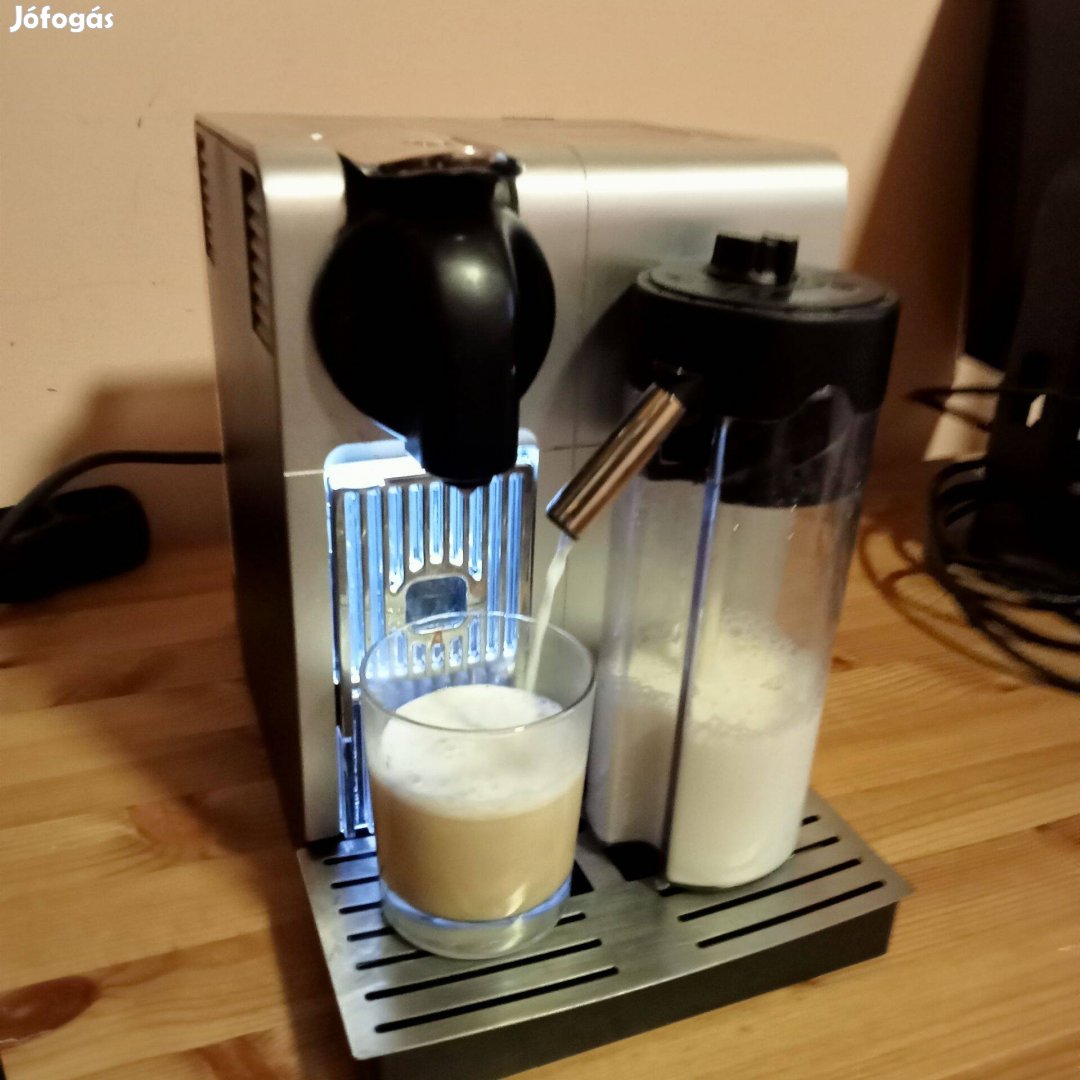 Nespresso Delonghi tejtartályos kávégép