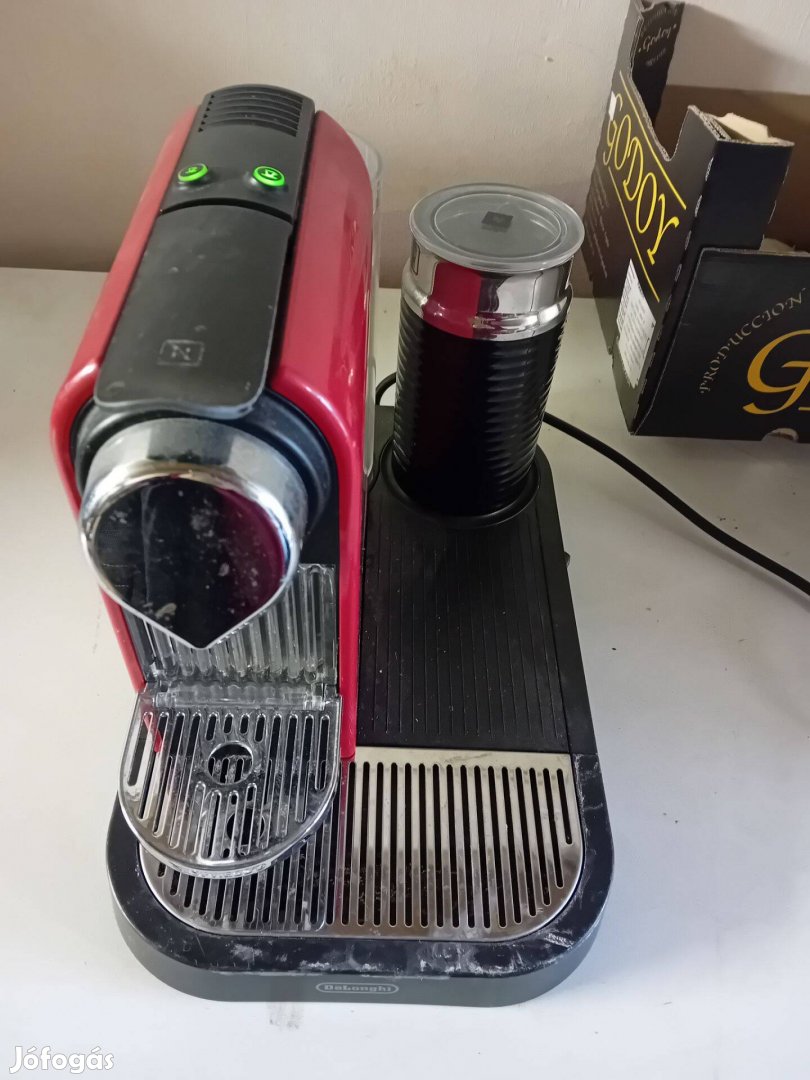 Nespresso kapszulás kávégép tejhabosítóval /piros/