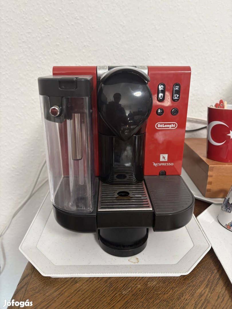 Nespresso kávéfőző tejhabosítóval