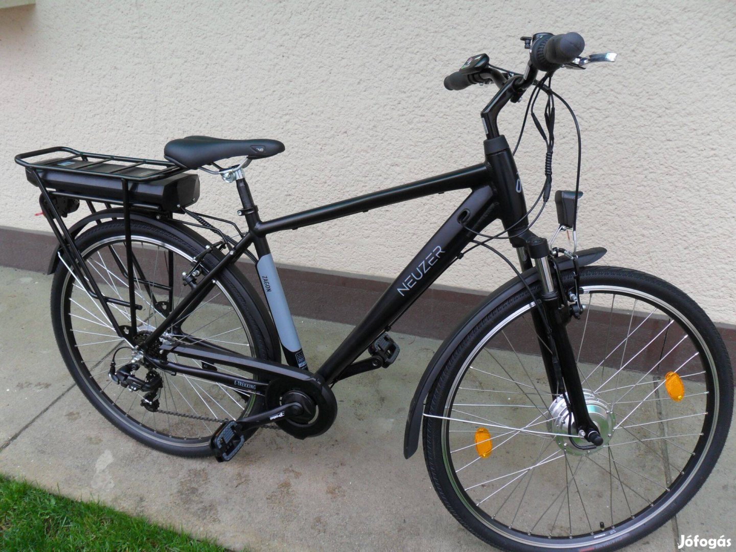 Neuzer Zagon férfi 28-as kerékpár fekete-szürke szinben