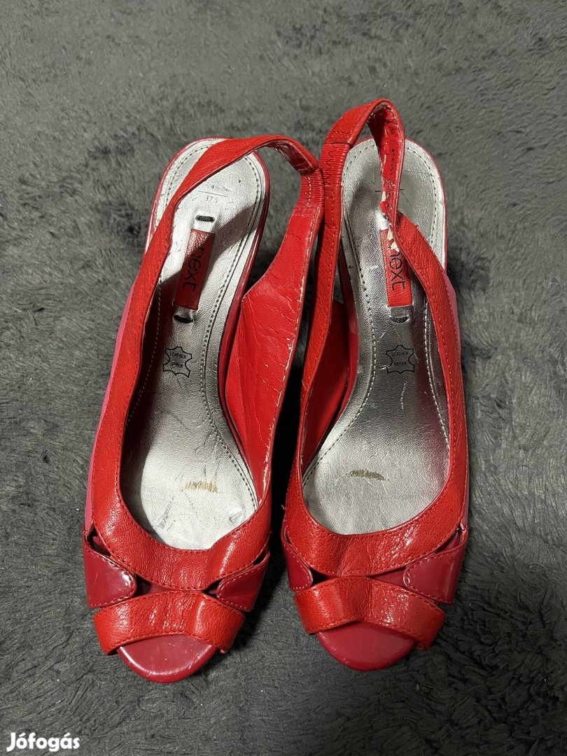 Next piros magassarkú