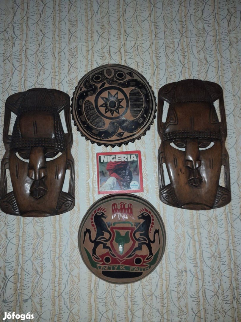 Nigériai fejmaszk párban plusz két fali díszpajzs