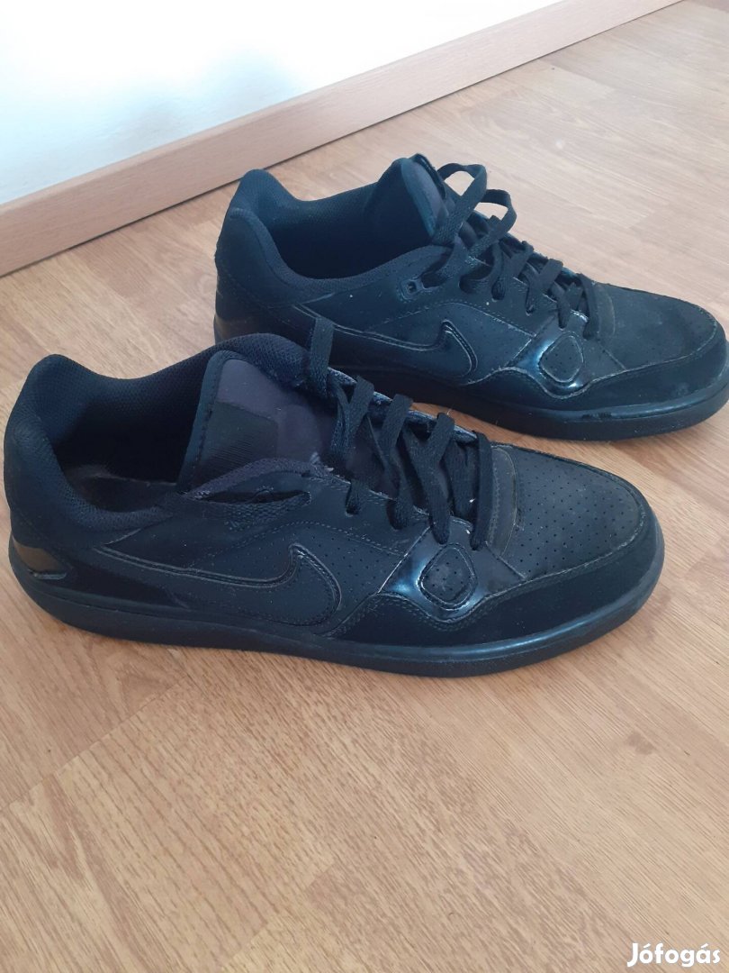 Nike 44es férfi fekete sportcipő hibátlan állapotban