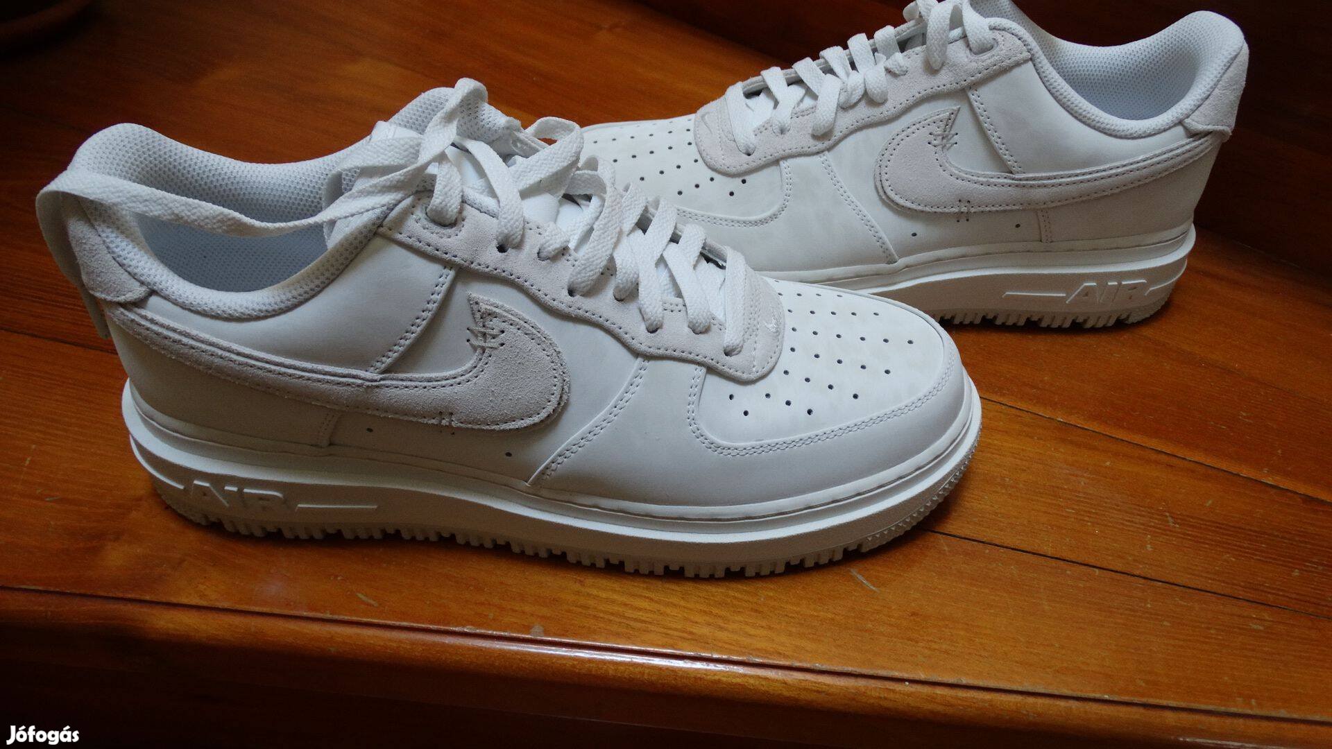 Nike Air Force 1 Luxe
