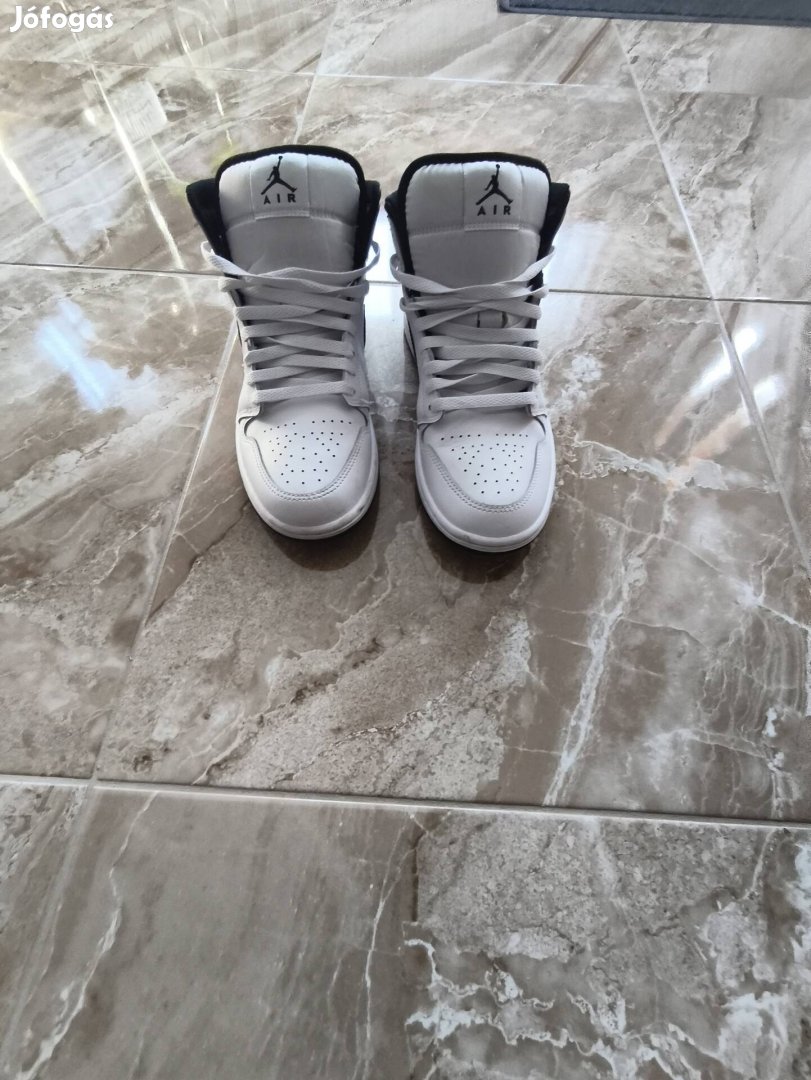 Nike Air Jordan 1Mid sportcipő.