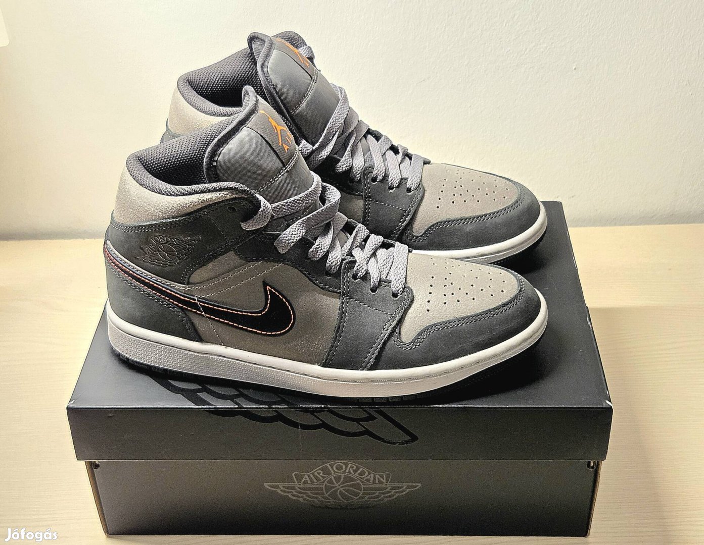 Nike Air Jordan 1 Mid Se Night Stadium 40-es méretben.