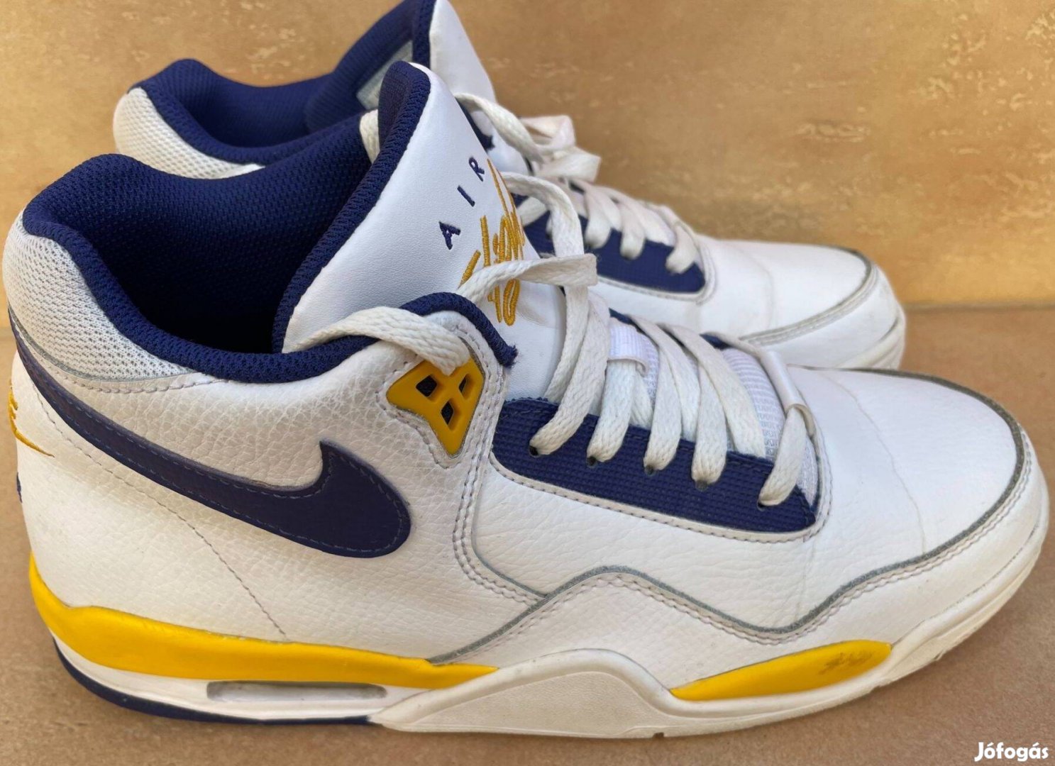 Nike Férfi 8.5US Flight Legacy fehér sárgás tengerészkék Swoosh hétköz