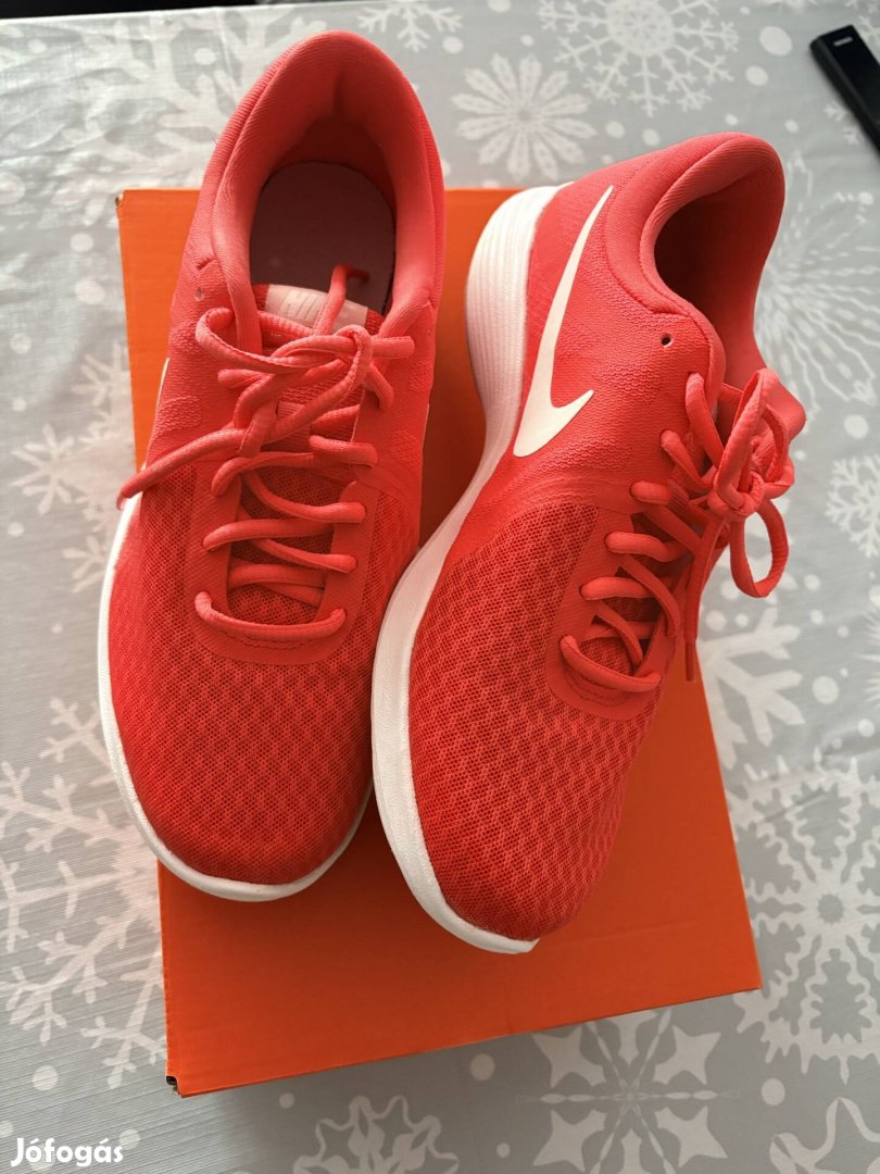Nike Revolution 4 Női Színe Korall Mérete 40